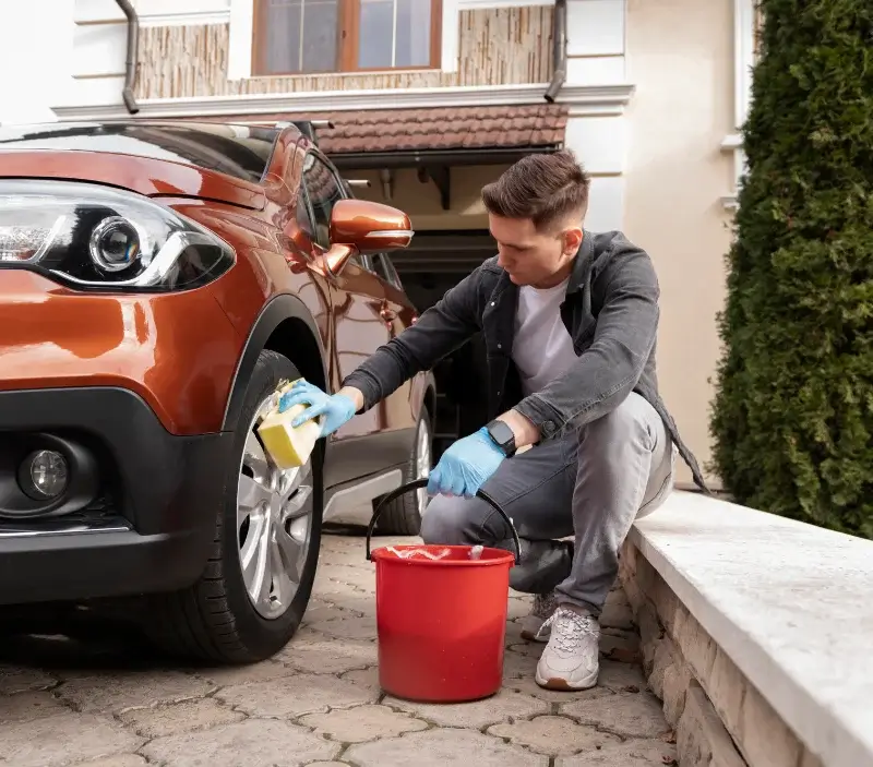 Lavage auto à domicile Fréchou-Fréchet : professionnel intervenant sur un véhicule